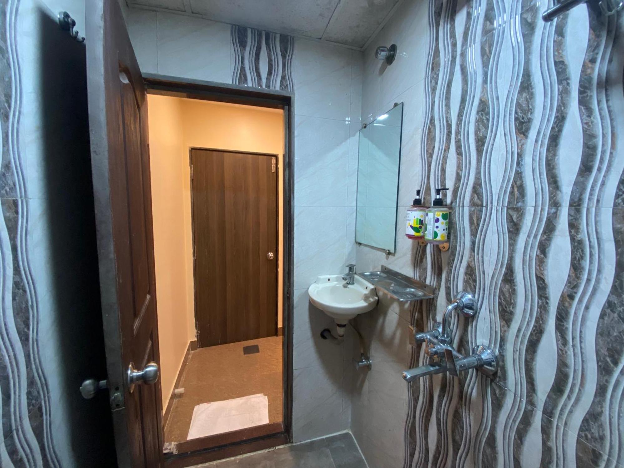Royal Grand - Near International Airport Hotel